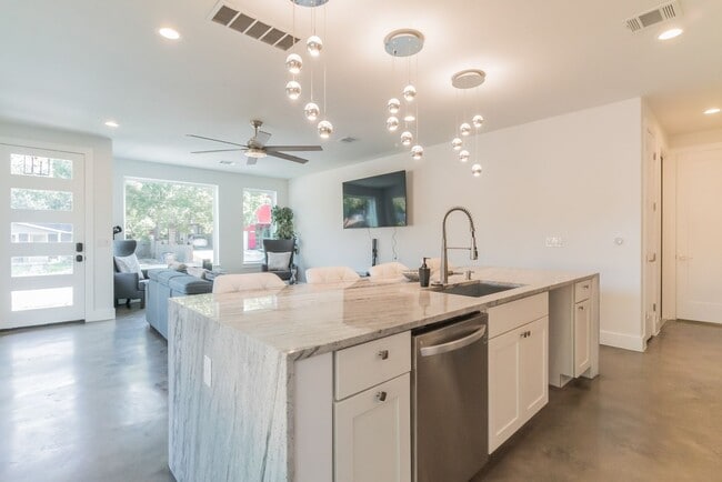 Building Photo - TX-AUS-113DEN