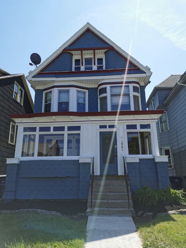 Building Photo - 1901 Seneca St