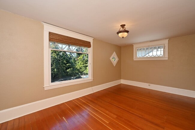 Building Photo - Charming & Spacious 4-Square 3 BR/1.75 BA ...