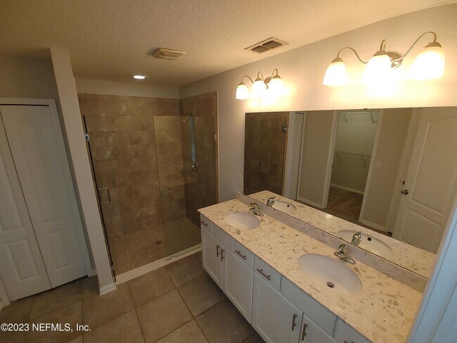 Building Photo - 208 Midway Park Dr