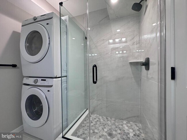 Building Photo - 2821 W Girard Ave