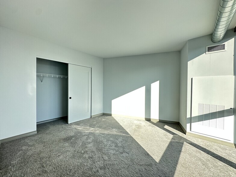 Building Photo - 2155 N Elston Ave