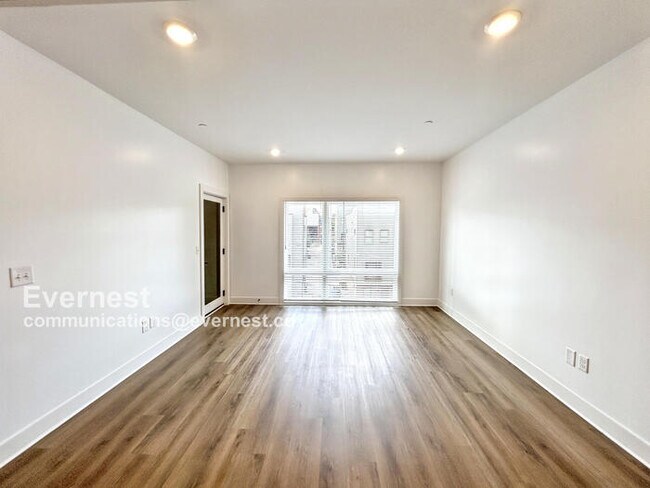 Building Photo - 2704 Clifton Ave
