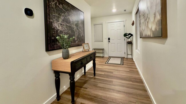 Building Photo - 5 Bedroom / 3 Bath Home with AC & Fully Fe...