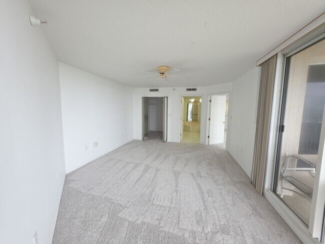 Building Photo - Beautiful Annual 7th floor Condo with Stunning Ocean Views 3/2