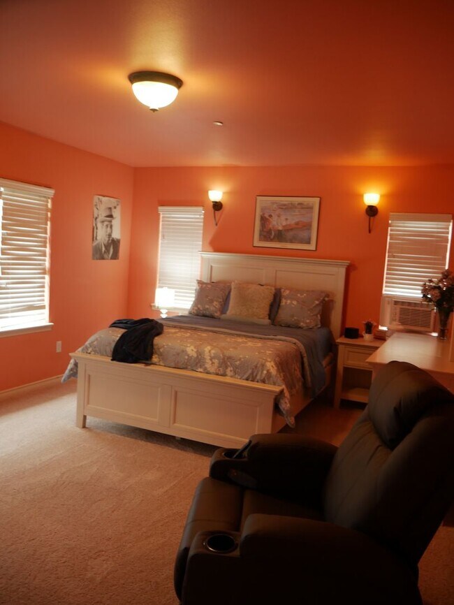 Building Photo - Beautiful, Fully Furnished, Maple Valley H...