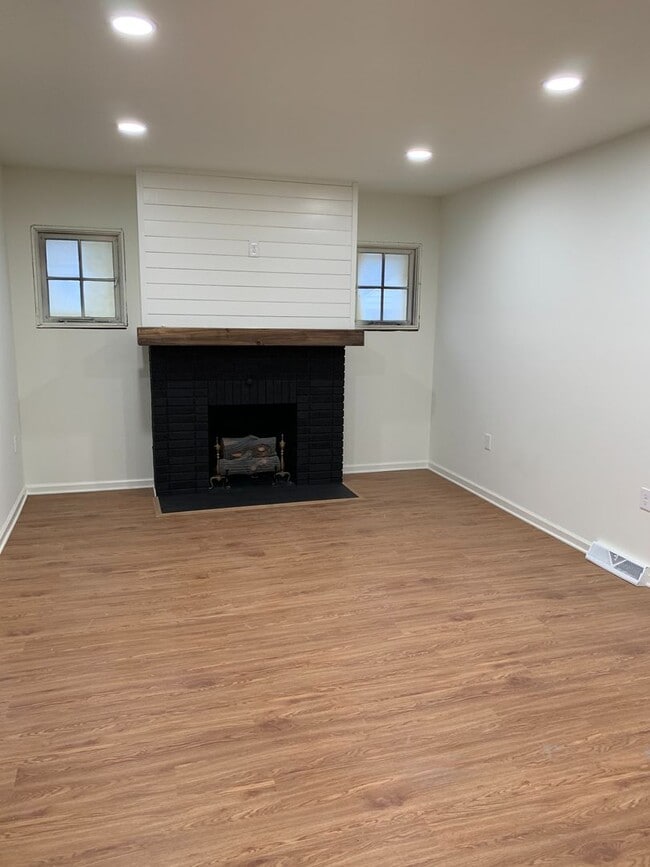 Building Photo - Central School District!