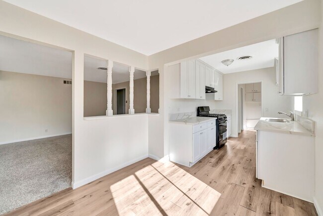 Building Photo - Stylish 4-Bed Mid-Century Home