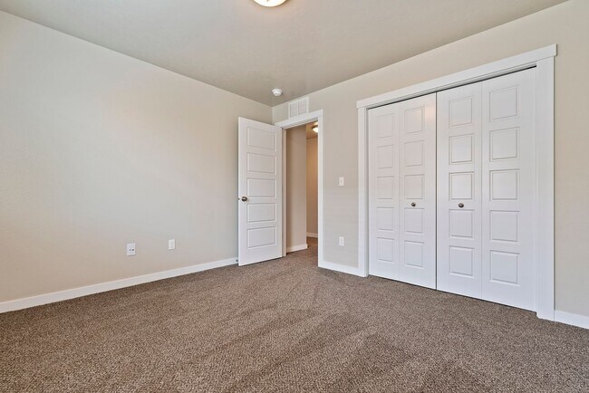 Building Photo - Available Now! 4b/2b Meridian Home