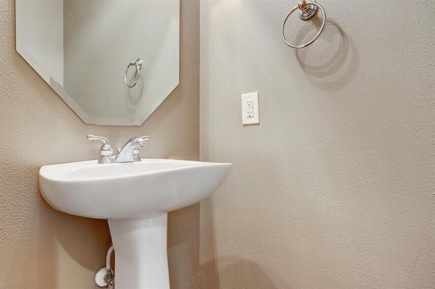 Half bath with upgraded faucets - 2822 Briarhurst Park