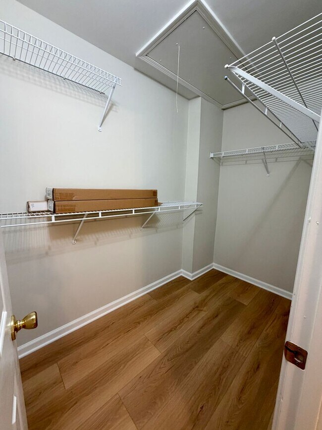Building Photo - 121 Grand Oak Cir