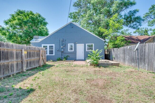 Building Photo - Pre-Leasing for Summer/Fall 2026! - Close to Downtown