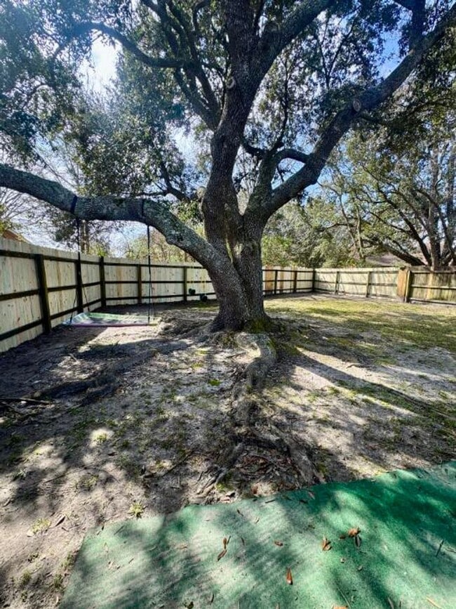 Building Photo - Spacious 3/2 Living in the Heart of Ocean Springs