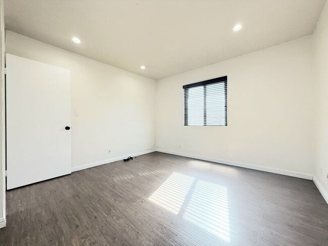 Building Photo - 809 E Acacia Ave