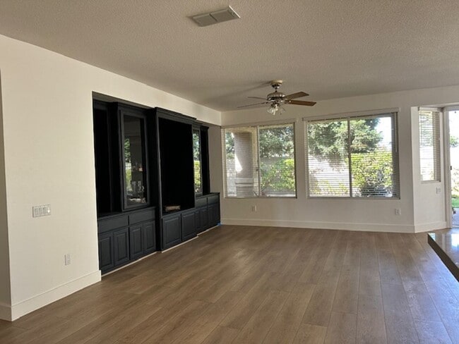 Building Photo - Active Senior Community for 55 and older! Located in beautiful Sun City, Roseville.