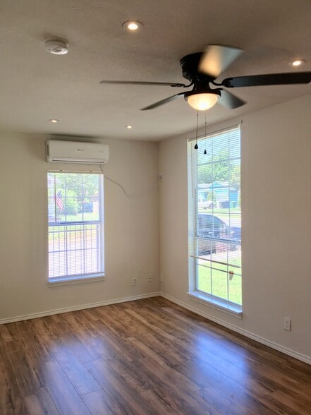 Building Photo - 1042 W Lynwood Ave