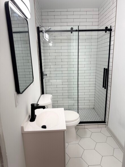 Building Photo - 2814 N Racine Ave