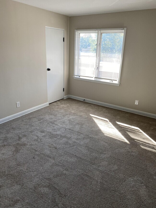 Building Photo - 9421 W North Ave