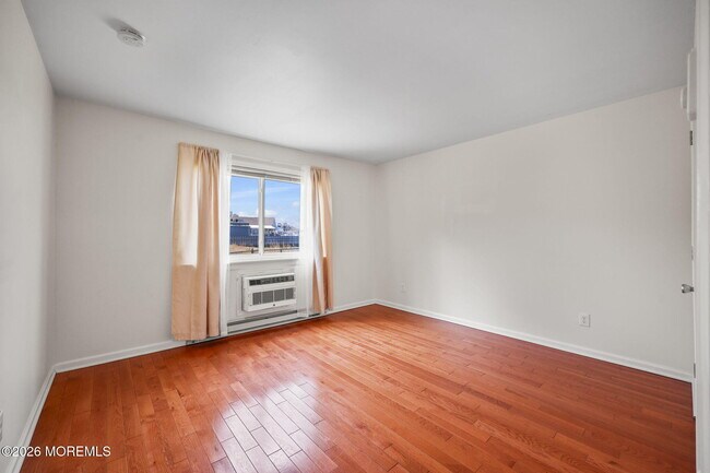 Building Photo - 330 Shore Dr