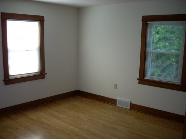 Building Photo - 7220 Elmwood Ave