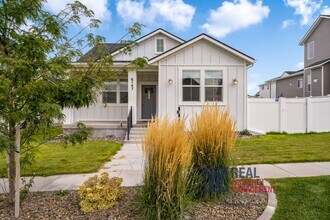 Building Photo - Beautiful Brand New 6 bedroom 3.5 bahtroom...