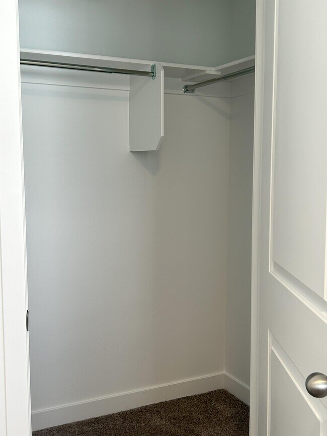 Building Photo - 613 N Pear Dr