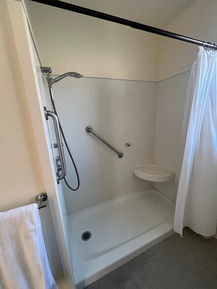 Shower - 2505 Mira Vista Dr