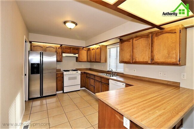 Building Photo - 866 Spaniel Dr