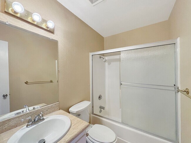 Building Photo - Beautiful 3BD/2.5BA Condo in Tierrasanta w...