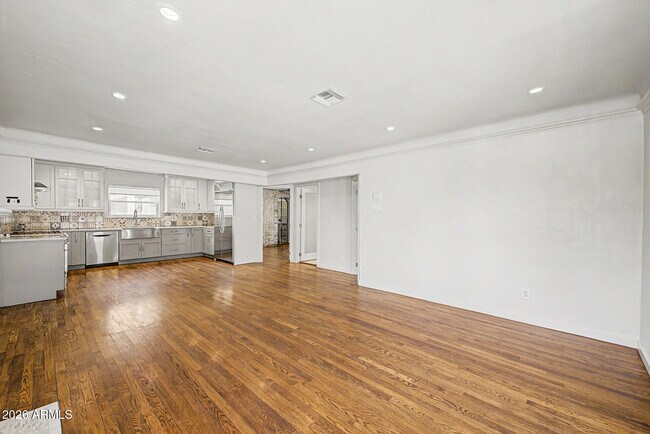 Building Photo - 521 W Mariposa St