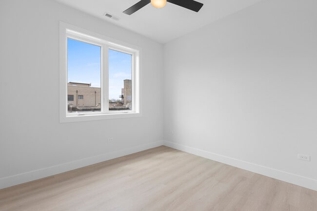 Building Photo - 904 W Dakin St