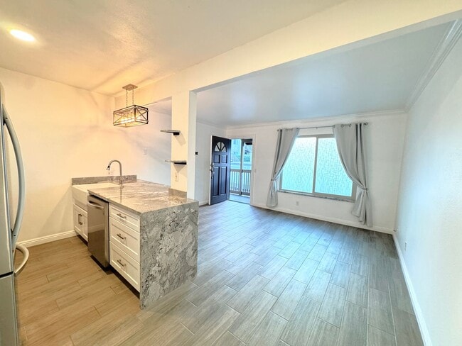 Building Photo - Beautifully Remodeled 1 BD, 1 Mile to beach