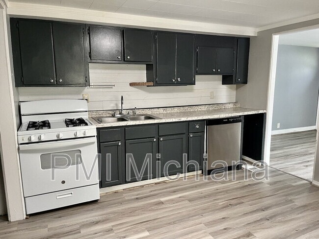 Building Photo - 1527 E Fox St