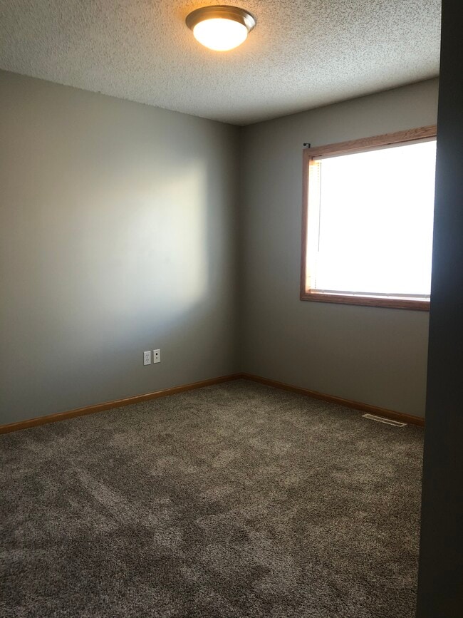 Building Photo - 525 Tanager Path