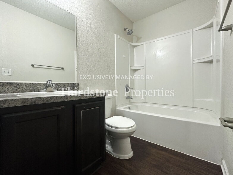 Building Photo - 463 W 59th St