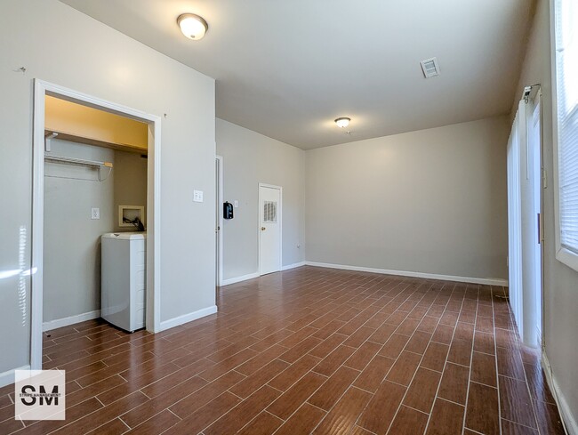 Building Photo - 711 Tola Ct