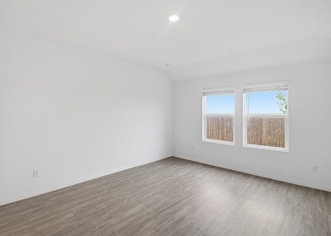 Building Photo - 4 Bedroom Home with Open Layout and Refrigerator Included