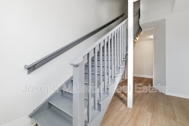 Building Photo - 848 Bank St