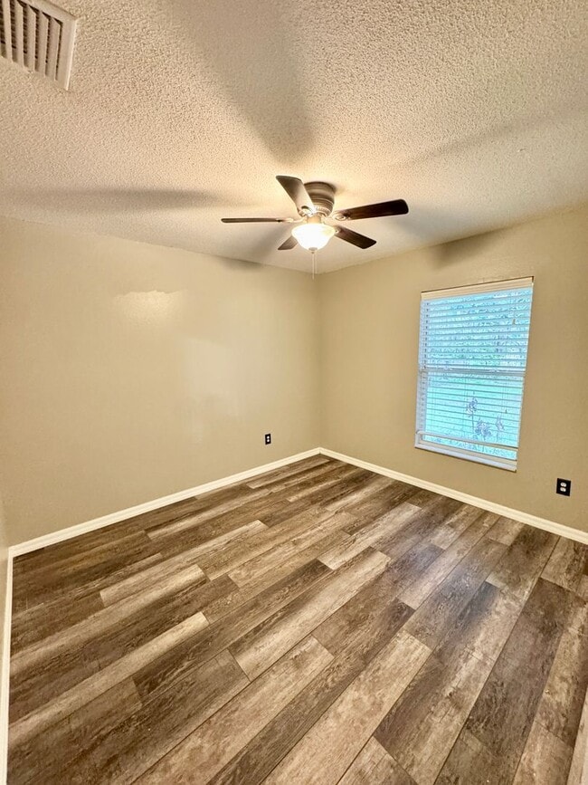 Building Photo - Spacious 3 Bedroom 2 Bath home, close to lake Minneola and Downtown Clermont