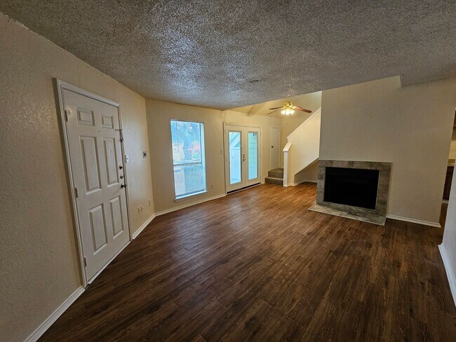 Building Photo - Ready for immediate move in!