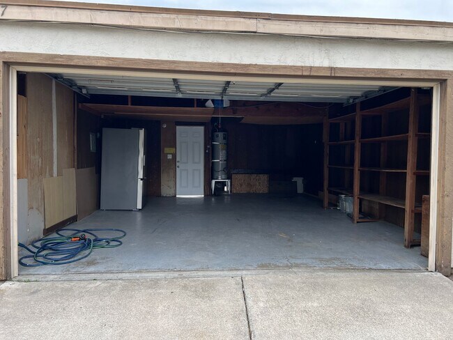 Building Photo - NEXT TO PARK DESIREABLE LOCATION RECENTLY RENOVATED!