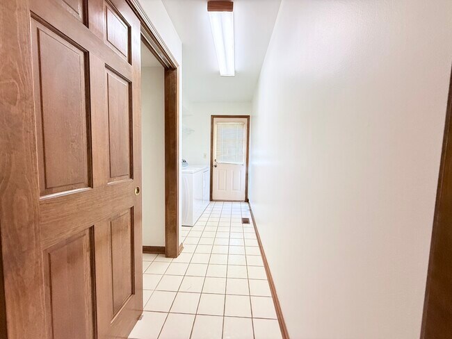 Building Photo - 2318 River Woods Dr