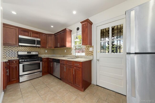 Building Photo - 353 W Jamaica Ave