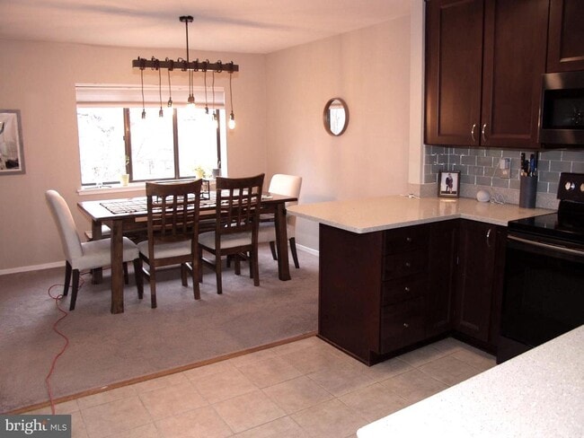 Building Photo - 1625 Parkcrest Cir