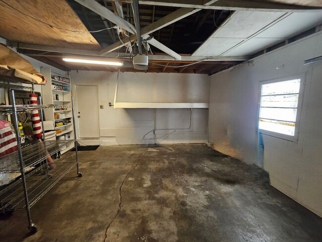 Building Photo - **Charming 3-Bedroom Home in Burbank Rancho**