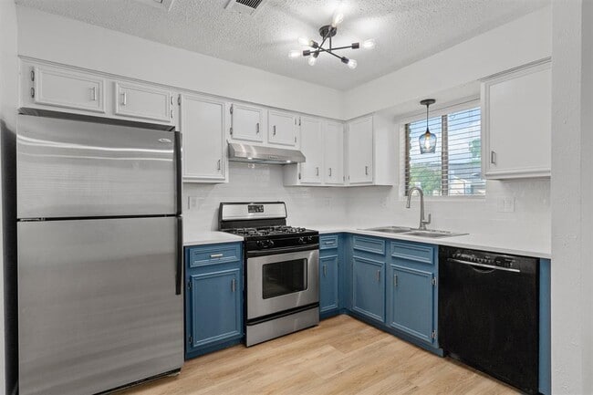 Building Photo - 5700 Cherry Park