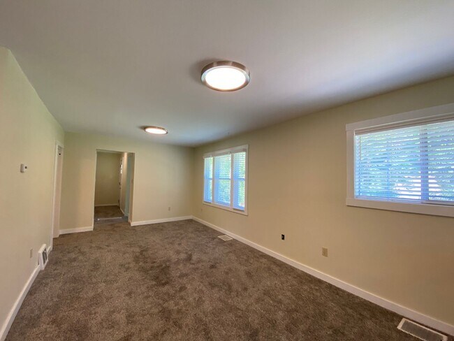 Building Photo - $1,695 - 2 Bed / 1 Bath Spacious House in ...
