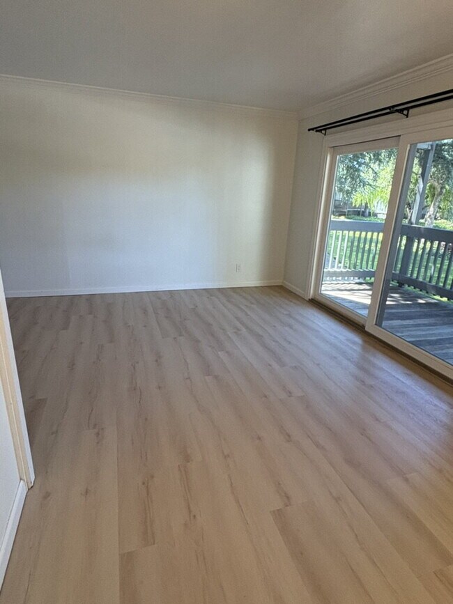 Building Photo - Updated Lauriedale 1 bd/1 ba Condo | Cats Welcome | Pools, Gym & Covered Parking | 10' x 10' Stor...