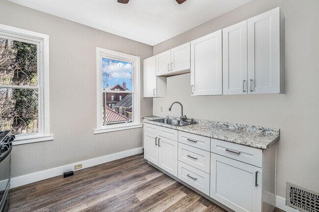 Building Photo - 2218 Scott St