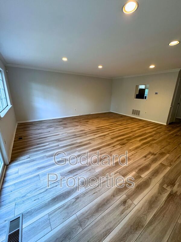 Building Photo - 10 Hamlet Dr